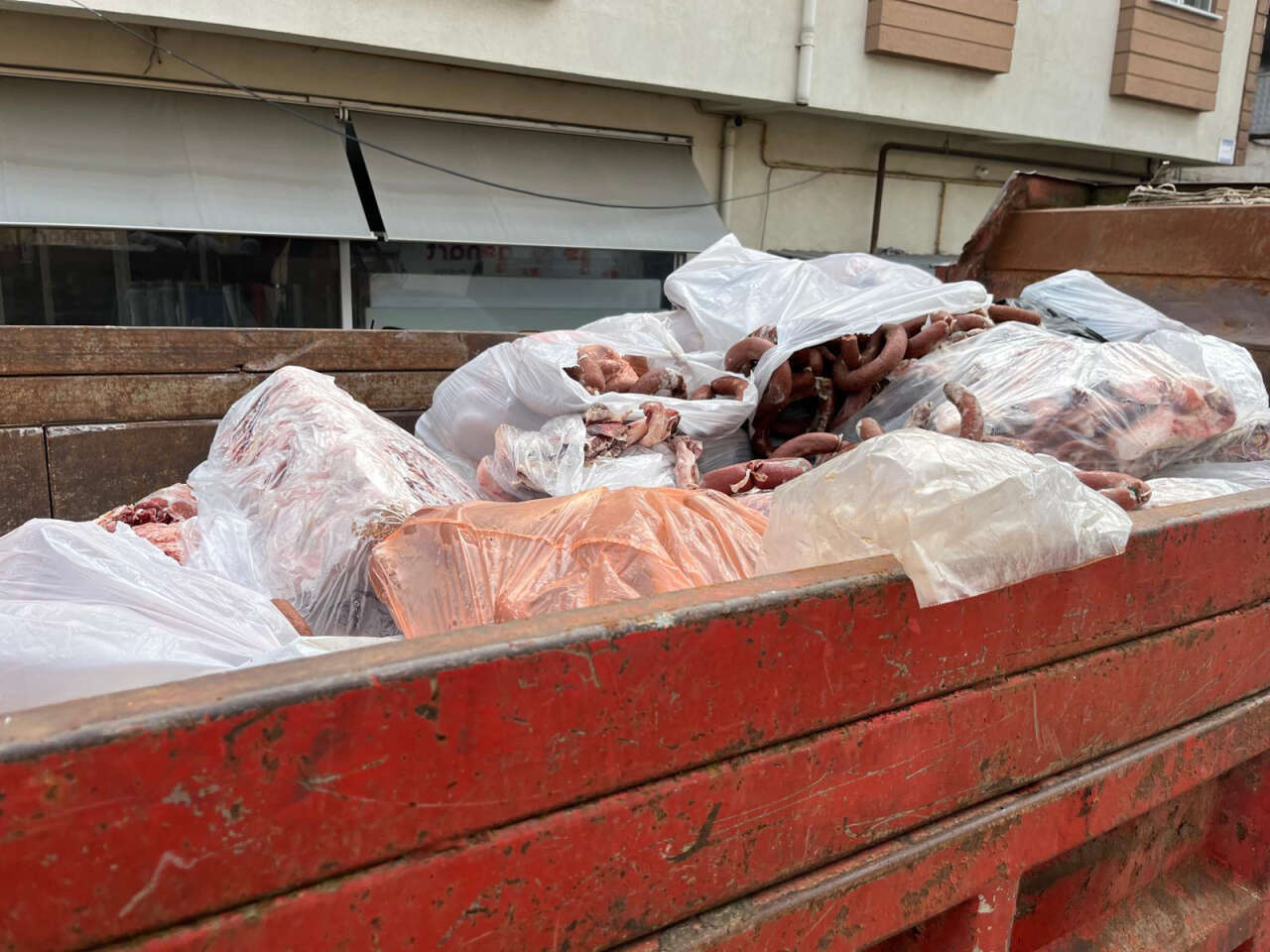 Sucukta domuz eti skandalı! 2,6 ton ürün imha edildi 4